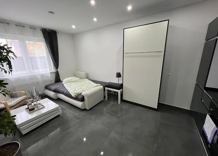 Schoenes 2 Zimmer Apartment An Der Stadt Grenze Mit Klimaanlage